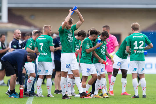 Jönköpings Marcus Degerlund häller vatten över sig i en