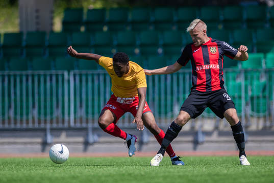 Örebro Syrianskas Nadir Ayeva och Brommapojkarnas Martin