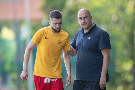 Örebro Syrianskas Adnan Catic deppar bredvid tränare