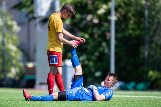 Örebro Syrianskas Felix Bindelöv och målvakt Jakob
