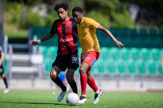 Brommapojkarnas Jesper Ceesay och Örebro Syrianskas Nadir