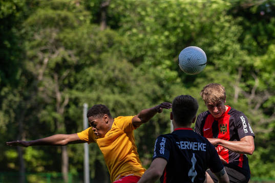 Örebro Syrianskas Nadir Ayeva och Brommapojkarnas Robin