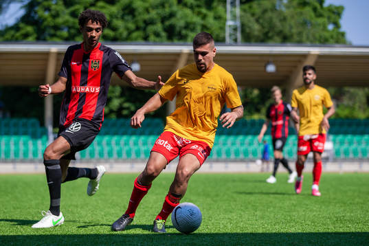 Brommapojkarnas Jesper Ceesay och Örebro Syrianskas Sermed