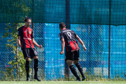 Brommapojkarnas Monir Jelassi jublar med Omar Faraj