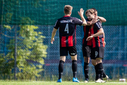 Brommapojkarnas Simon Helg jublar