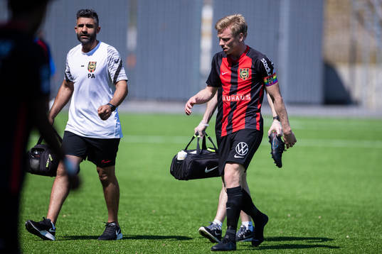 Brommapojkarnas Gustav Sandberg Magnusson lämnar planen