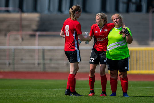 Lindeborgs Frida Lilja och Sofia Jönsson hjälper Elin