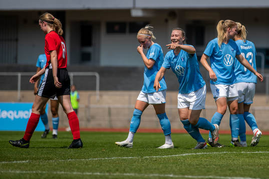 Malmö FFs Madeleine Hejde jublar med lagkamrater