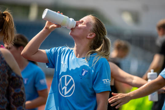 Malmö FFs Amanda Kander dricker