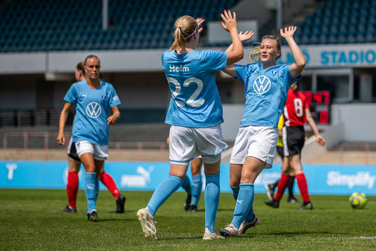 Malmö FFs Madeleine Hejde jublar med lagkamrater