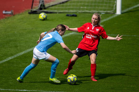 Malmö FFs Mikaela Cindric och Lindeborgs Lina Robertsson