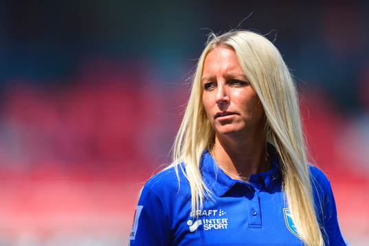 Växjös tränare Maria Nilsson före fotbollsmatchen i