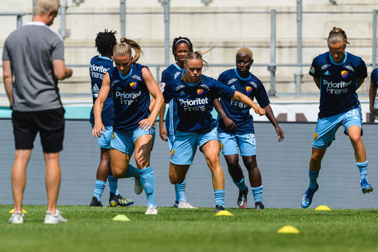 Djurgårdens spelare värmer upp före  fotbollsmatchen i
