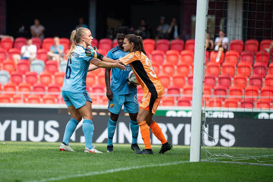 Djurgårdens Gudrun Arnadottir och målvakt Kelsey