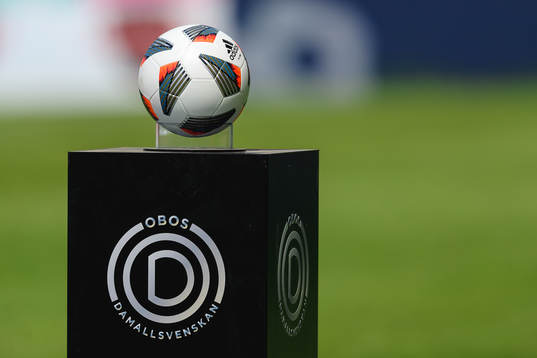 Matchboll före fotbollsmatchen i Damallsvenskan mellan