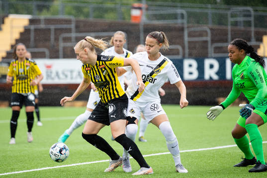 s Evelina Finndell och skjuter 1-0