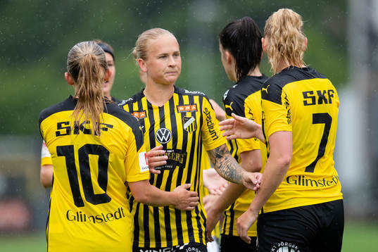 Häckens Stina Blackstenius jublar med lagkamrater