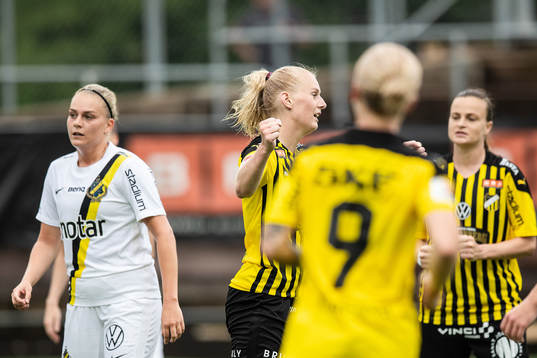 Häckens Stina Blackstenius jublar