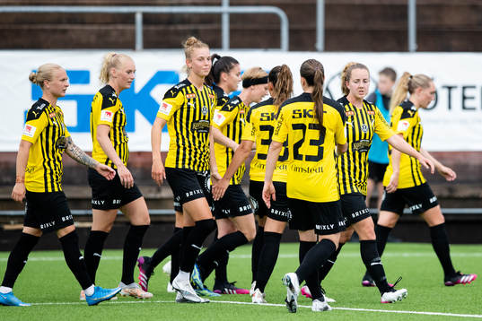 Häckens Dilja Yr Zomers jublar med lagkamrater