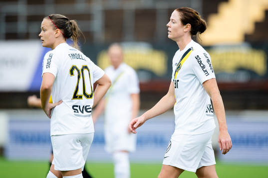 s Evelina Finndell och Sara Nordin deppar