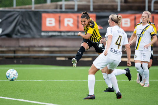 Häckens Johanna Rytting Kaneryd skjuter ett skott
