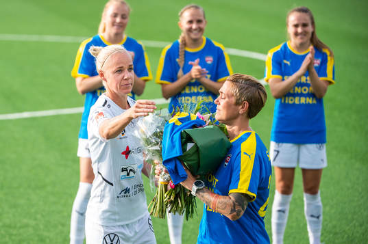 Rosengårds sportchef Therese Sjögran delar ut blommor