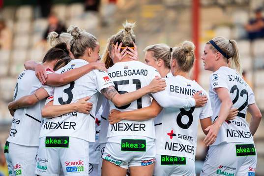 Rosengårds Sanne Troelsgaard jublar med lagkamrater