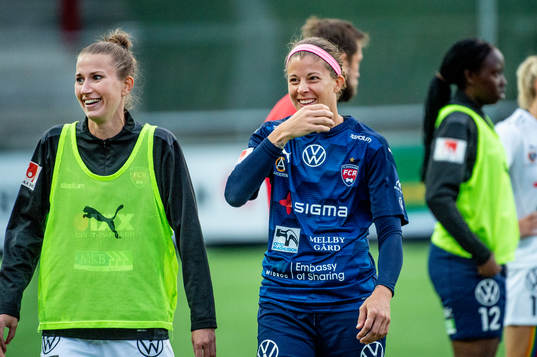 Rosengårds Emma Berglund och målvakt Stephanie Labbé