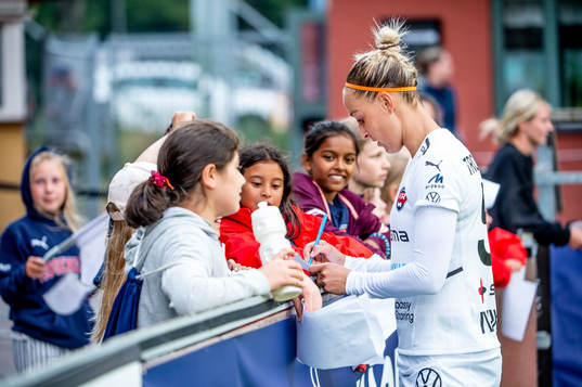Rosengårds Sanne Troelsgaard skriver autografer
