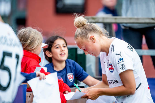 Rosengårds Hanna Bennison skriver autografer