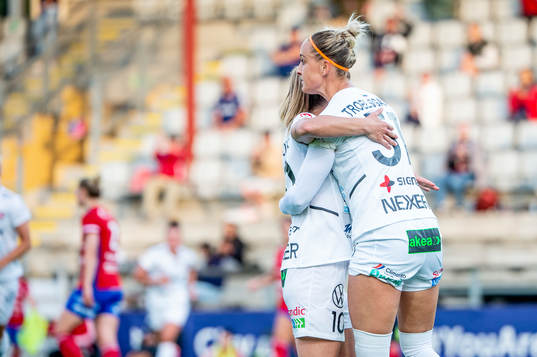 Rosengårds Jelena Cankovic och Sanne Troelsgaard jublar
