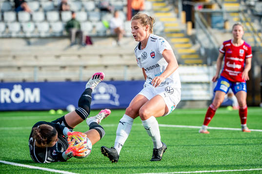 Rosengårds Anna Anvegård mot Vittsjös målvakt Sabrina