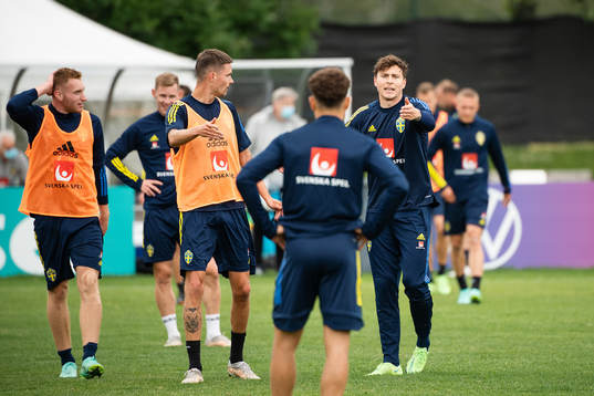 Mikael Lustig and Victor Nilsson Lindelöf of the Swedish