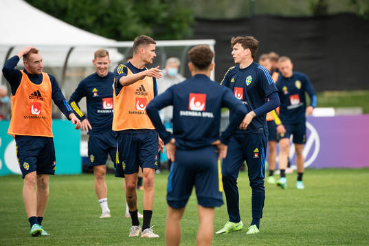 Mikael Lustig and Victor Nilsson Lindelöf of the Swedish