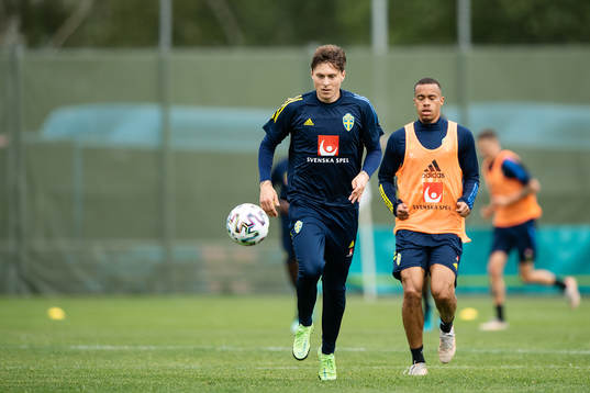 Victor Nilsson Lindelöf and Robin Quaison of the Swedish
