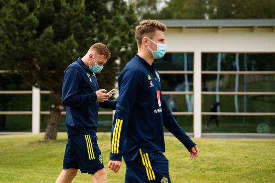 Dejan Kulusevski and Mattias Svanberg of the Swedish