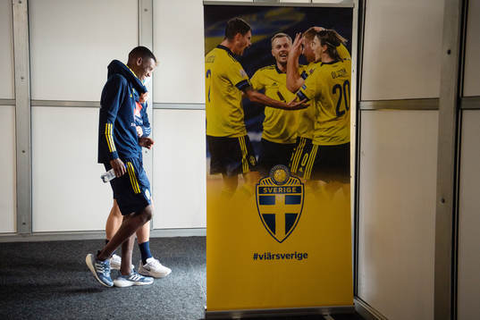 Alexander Isak and Mattias Svanberg of the Swedish national
