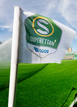 En hörnflagga med Superettans emblém innan
