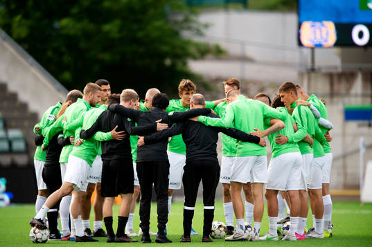 Västerås spelare samlas innan fotbollsmatchen i