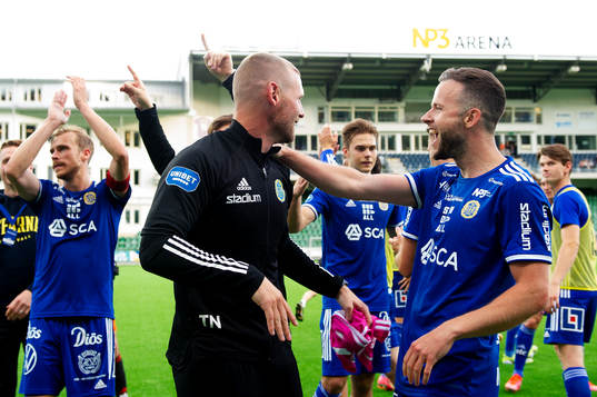 Sundsvalls målvaktstränare Tommy Naurin avtackas av