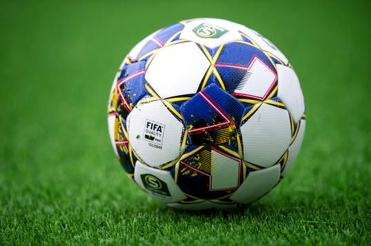 En boll innan fotbollsmatchen i Superettan mellan GIF