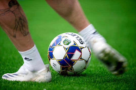 En boll innan fotbollsmatchen i Superettan mellan GIF