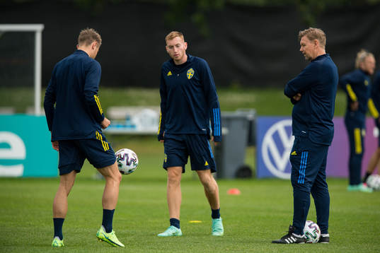Mattias Svanberg, Dejan Kulusevski and assistant coach
