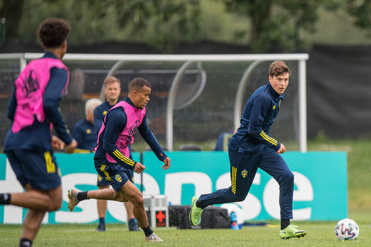 Robin Quaison and Victor Nilsson Lindelöf of the Swedish