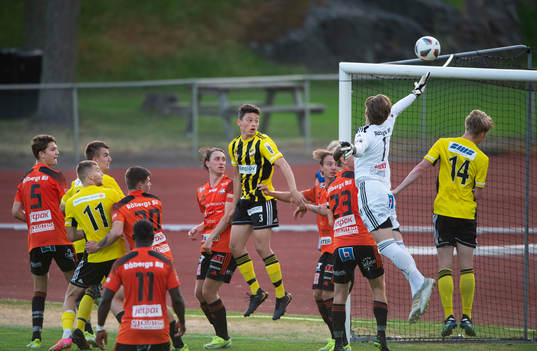 IFK Hässleholms Isak Orajärvi nickar och Karlskronas