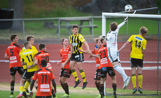 IFK Hässleholms Isak Orajärvi nickar och Karlskronas