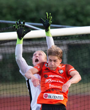 IFK Hässleholms målvakt Carl Lundahl Persson blir ojuste
