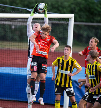 IFK Hässleholms målvakt Carl Lundahl Persson blir ojuste