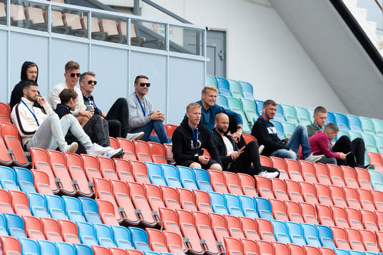 IFK Göteborgs Oscar Wendt och Robin Söder på läktaren