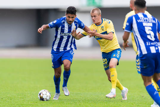 IFK Göteborgs Hosam Aiesh och  Bröndbys Oskar Fallenius